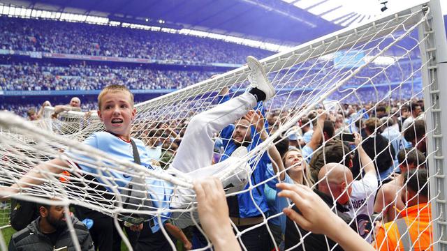 Foto: Larut Dalam Kebahagiaan, Suporter Manchester City Rusak Gawang di Stadion Etihad