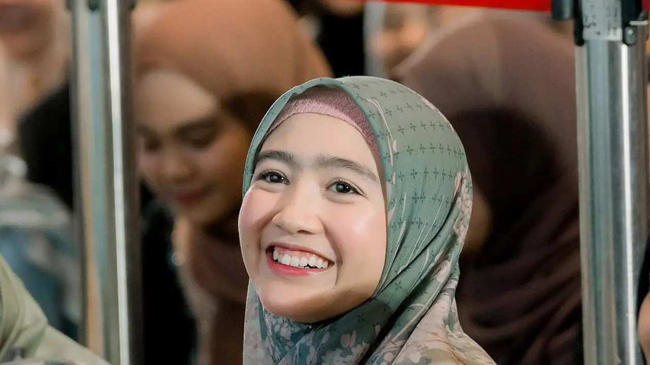 Ikut Kajian Ustaz Hanan Attaki, Potret Febby Rastanty Usai Umrah Ini Banjir Pujian