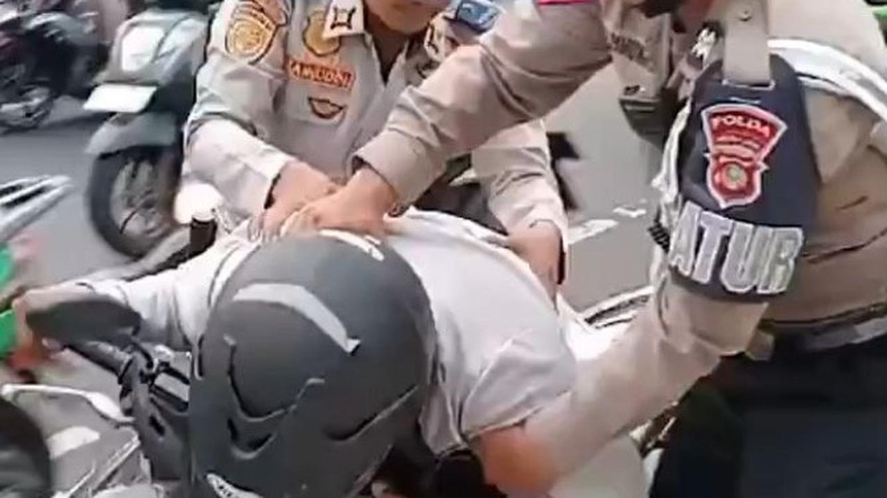 Aksi Polisi Bantu Pengendara Motor yang Tiba-tiba Pingsan di Jalan Ini Viral, Tuai Pujian