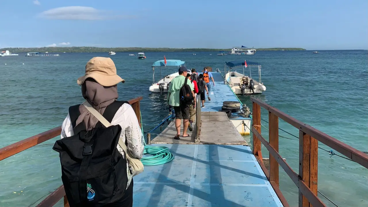 Wisatawan saat berada di salah satu pelabuhan di Nusa Penida