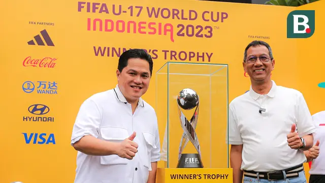 Erick Thohir dan Pj Gubernur DKI Pamerkan Trofi Piala Dunia U-17 2023 kepada Masyarakat di Bundaran HI