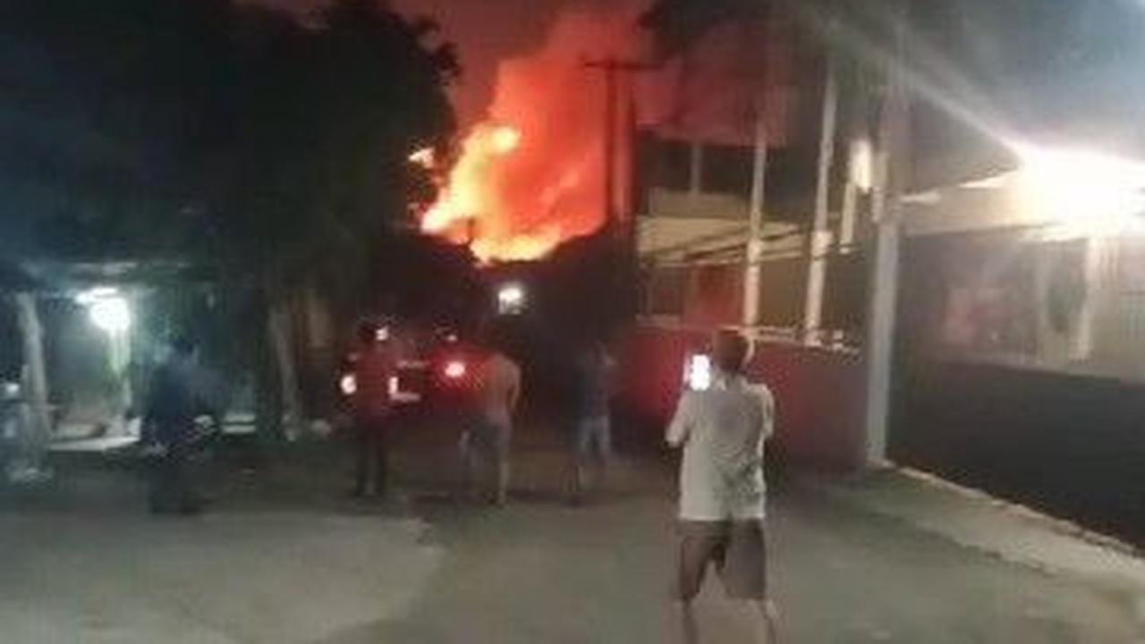"Ternyata itu indikasi ledakan sehingga anggota segera memberitahukan kepada piket untuk memberi tahu warga sekitar bahwa telah terjadi ledakan," terangnya lagi.