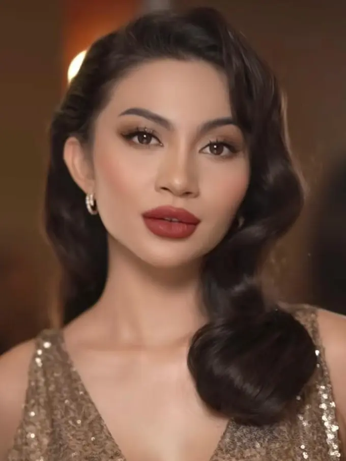 Potret Cantik Paripurna Ariel Tatum Dipulas Old Hollywood Glam Makeup Look di Premier Film Perang Kota