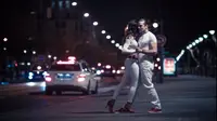 Pasangan berdansa sensual di pinggir jalan tanpa memedulikan pandangan orang. Sumber: Brightside.me.