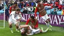 Pemain Inggris Harry Kane (terbawah) bersama rekan-rekannya merayakan gol ke gawang Jerman pada pertandingan babak 16 besar Euro 2020 di Stadion Wembley, London, Inggris, Selasa (29/6/2021). Inggris menang 2-0. (Andy Rain, Pool via AP)