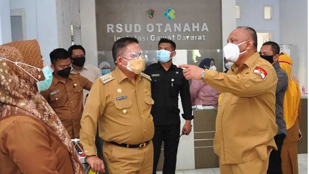 Gubernur Gorontalo Rusli Habibie berbincang dengan Wali Kota Gorontalo saat meninjau kesiapan RS Otanaha beberapa pekan lalu. Foto: Dok. Kominfo (Arfandi Ibrahim/Liputan6.com)