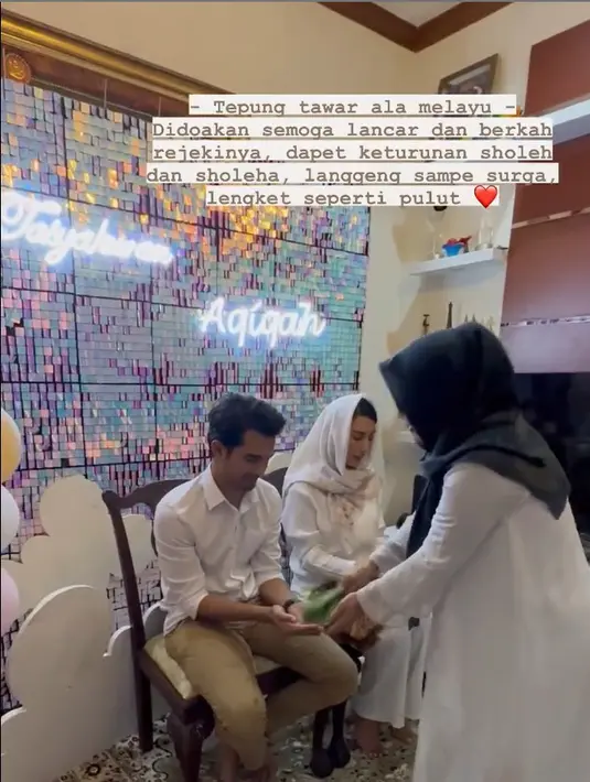 Bagi orang Melayu, tradisi warisan leluhur itu salah satu yang harus dilaksanakan. Sekedar informasi, Tyas menikah dengan Tengku Tezi yang merupakan pria keturunan Aceh. [Instagram/tengkutezi]