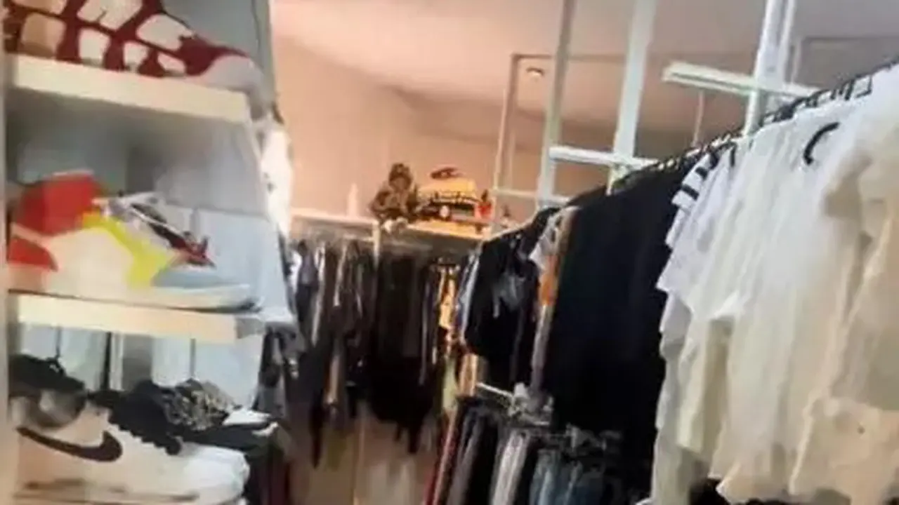 Potret walk in closet Rina Nose (Sumber: TikTok/@anaktv_pecintakorea)