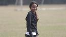 Wanita cantik yang akrab disapa Cia itu bertugas mengawasi kondisi kebugaran pemain PBR. (Bola.com/Vitalis Yogi Trisna)