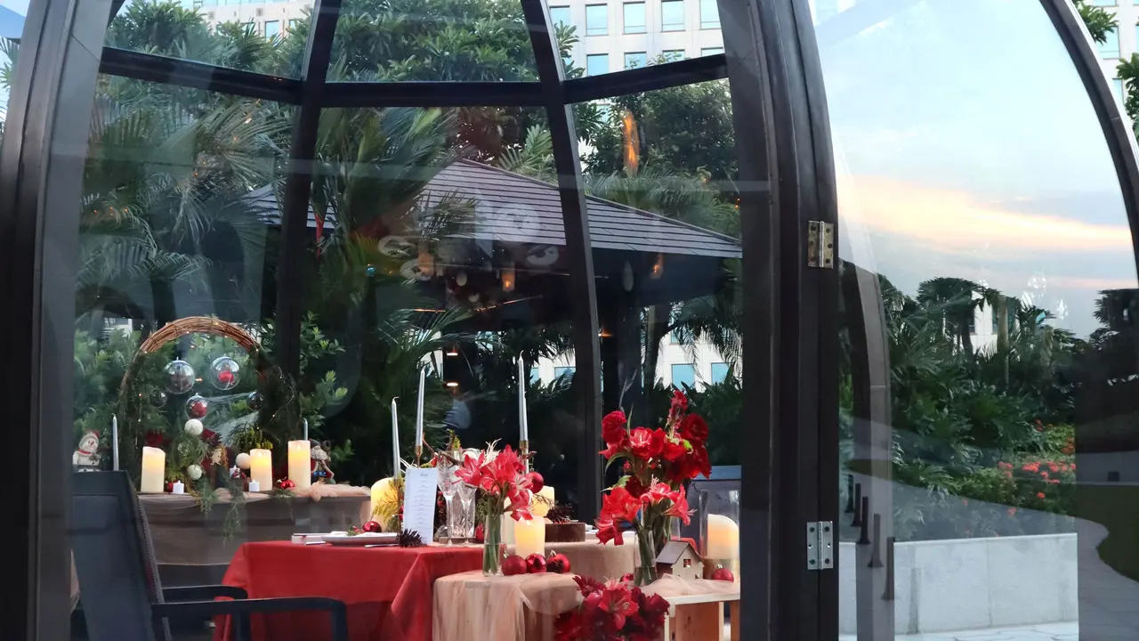 Valentine Pod Dining