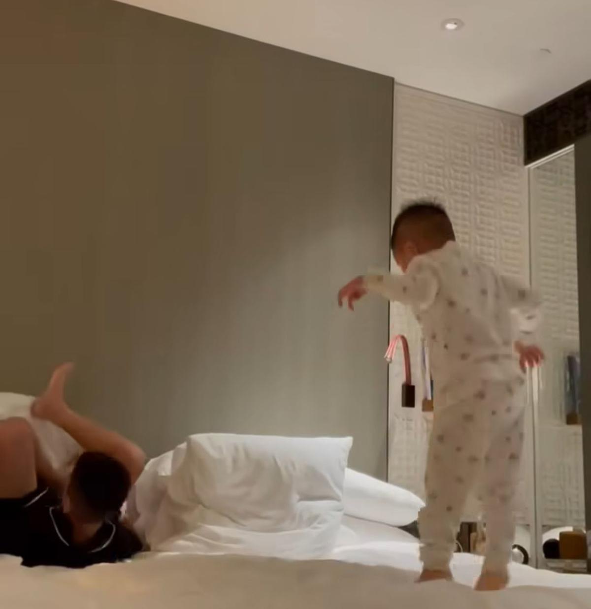 Jumpalitan Sebelum Tidur, Momen Kocak Rafathar dan Cipung yang Bikin Gemas!