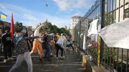 Aksi diwarnai dengan pelemparan berbagai macam benda ke dalam halaman Kedutaan Besar Rusia di Kiev, Ukraina, (14/6/2014). (REUTERS/Oleg Pereverzev)