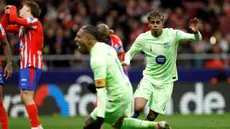 Penyerang Barcelona, Lamine Yamal (kanan) saat mencetak gol ketiga bagi timnya pada pertandingan pekan ke-28 La Liga 2024/2025 melawan Atletico de Madrid di Stadion Metropolitano, Madrid, 16 Maret 2025 waktu setempat atau Senin (17/3/2025) dini hari WIB. (OSCAR DEL POZO/AFP)