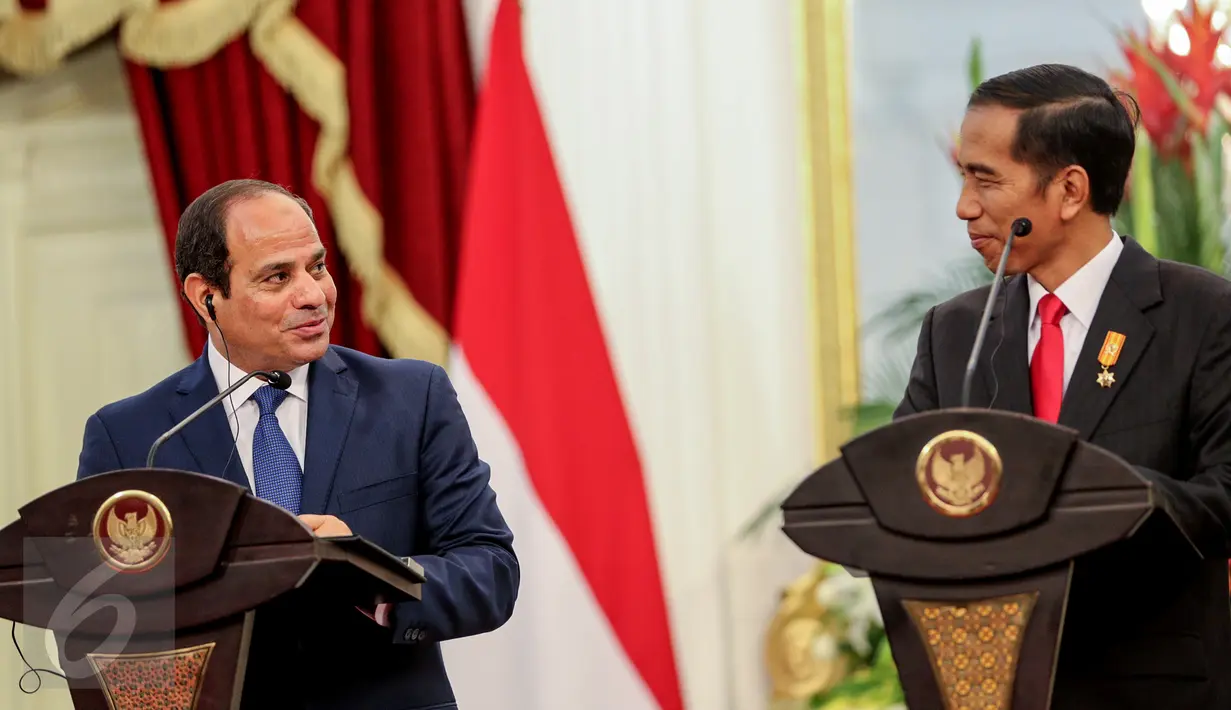 Presiden Jokowi menggelar konferensi pers bersama dengan Presiden Mesir Abdel Fattah Al Sisi di Istana Merdeka, Jakarta, Jumat (4/9/2015). Kunjungan Al Sisi untuk mengadakan kerjasama ekonomi dengan Indonesia. (Liputan6.com/Faizal Fanani)