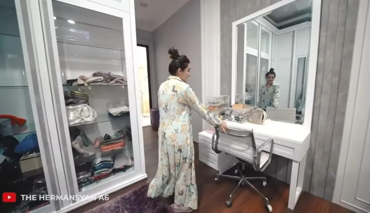 Layaknya kamar perempuan pada umumnya, terdapat meja rias serta cermin yang besar [YouTube/The Hermansyah A6]