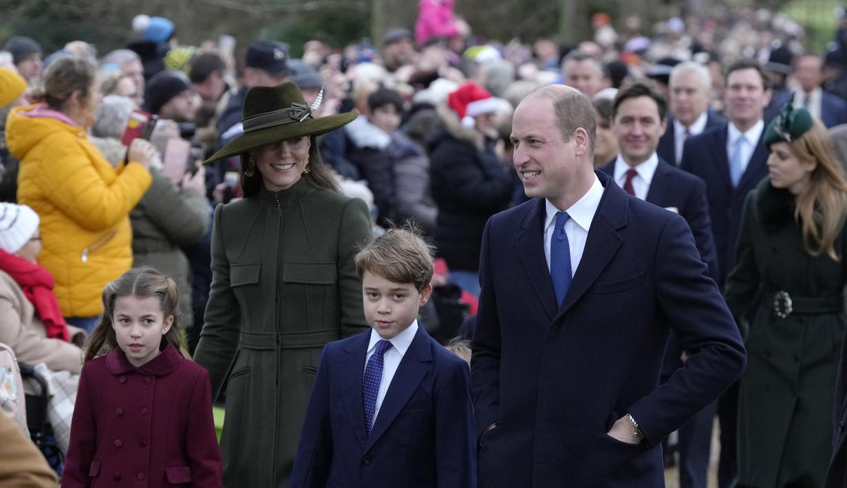 Kate Middleton, Pangeran William, Putri Charlotte dan Pangeran George tiba untuk kebaktian Natal di Sandringham, Norfolk, Inggris pada 25 Desember 2022. Ibu tiga anak ini tampak bergaya dalam balutan coat hijau olive panjang yang bagian bawahnya lebar dari koleksi Alexander McQueen. (AP Photo/Kirsty Wigglesworth)