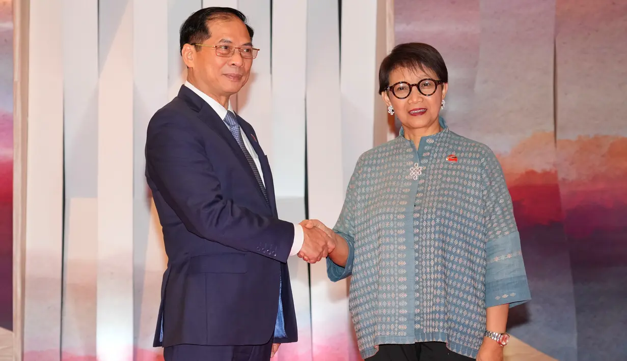 Menteri Luar Negeri Vietnam Bui Thanh Son (kiri) disambut oleh Menteri Luar Negeri Indonesia Retno Marsudi setibanya untuk Association of Southeast Asian Nations (ASEAN) Foreign Ministers Meeting atau Pertemuan Menteri Luar Negeri Perhimpunan Bangsa-Bangsa Asia Tenggara di Jakarta, Indonesia, Selasa, 11 Juli 2023. (AP Photo/Achmad Ibrahim, Pool)