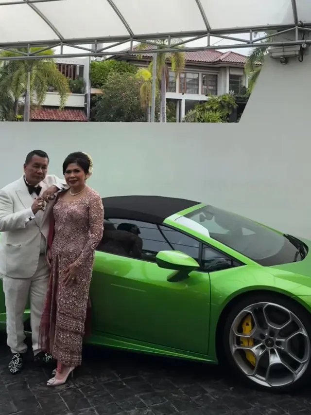 Penampilan Hotman Paris dan Istri di Pernikahan Frank Hutapea Sang Putra (credit: https://www.instagram.com/hotmanparisofficial/).