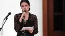 "Deg-degan karena memang aku fans.  Kartini. Banyak penonton dan banyak seniman yang kayak bisa nggak ya. Tapi alhamdulillah lancar. Deg-degan sebelumnya, pas di atas panggung sudah siap mentalnya," ujar Maudy Ayunda. (Deki Prayoga/Bintang.com)