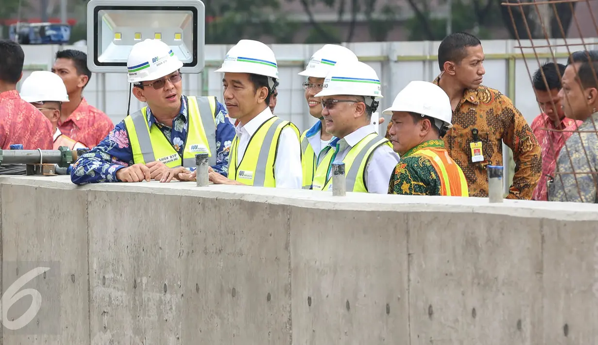 Presiden Jokowi didampingi Gubernur DKI Basuki Tjahaja Purnama dan Dirut MRT Jakarta Dono Boestami (ketiga kanan) meninjau pembangunan Mass Rapid Transit (MRT) titik lokasi Patung Pemuda, Senayan, Jakarta, Kamis (8/10). (Liputan6.com/Faizal Fanani)