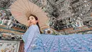 <p>Jika ke Bangkok, tentu saja Wat Arun tidak boleh dilewatkan. Kiky Saputri dengan anggun berfoto mengenakan busana tradisional. (Foto: Instagram/ kikysaputrii)</p>