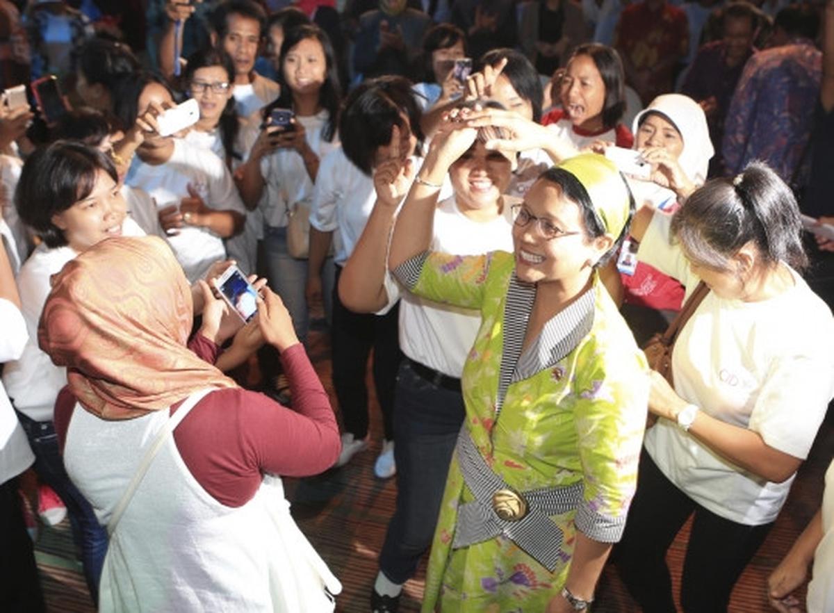 Akrabnya Menlu Retno & para TKI, joget bareng diiringi musik dangdut