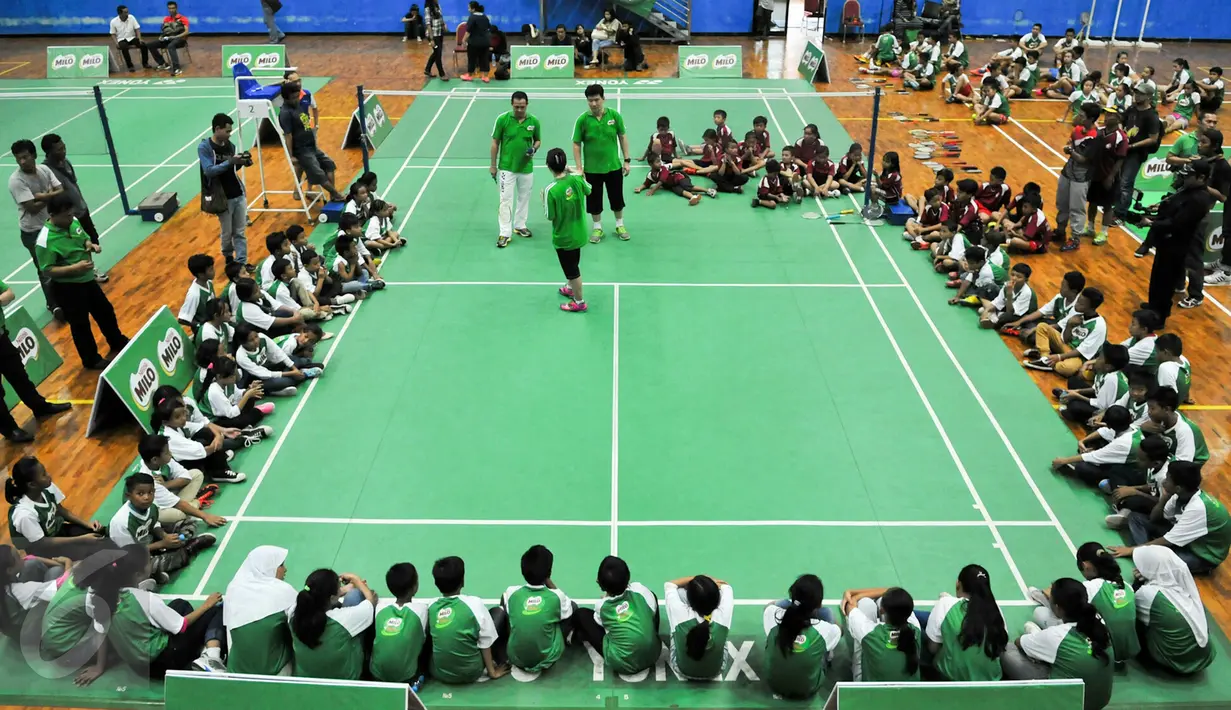 Peserta MILO School Competition 2015 memperhatikan dengan seksama saat coaching clinic yang diberikan oleh para legenda Bulutangkis Indonesia, Jakarta, Sabtu (28/11/2015). (Liputan6.com/Yoppy Renato