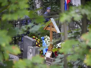 Bunga terlihat di makam bos Wagner Group Yevgeny Prigozhin di pemakaman Porokhovskoe di St. Petersburg, Rusia, Selasa (29/8/2023). (AP Photo/Dmitri Lovetsky)