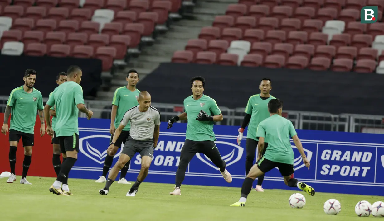 Asisten pelatih Timnas Indonesia, Kurniawan Dwi Julianto, mengejar bola saat latihan jelang laga Piala AFF 2018 di Stadion Nasional, Singapura, Kamis (8/11). Singapura akan melawan Timnas Indonesia. (Bola.com/M. Iqbal Ichsan)