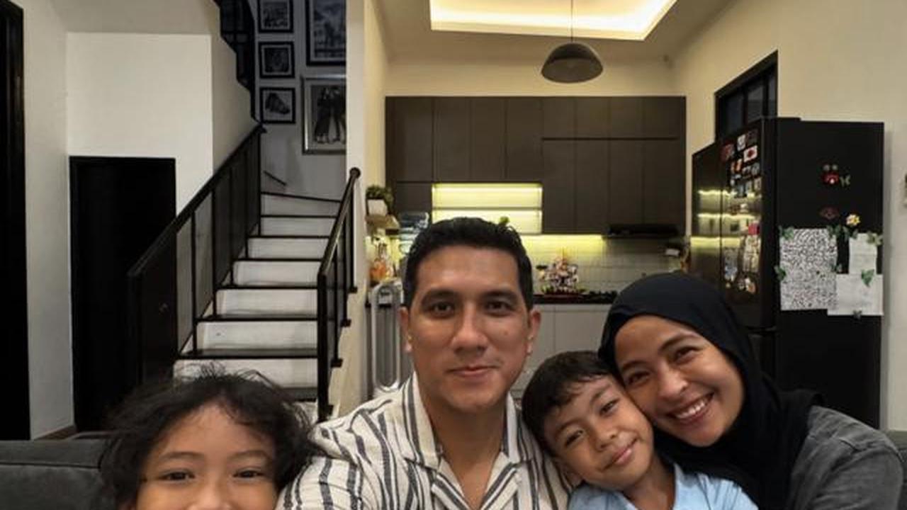 7 Potret Ruang Keluarga Rumah Tantri Kotak dan Arda yang Terhubung dengan Dapur