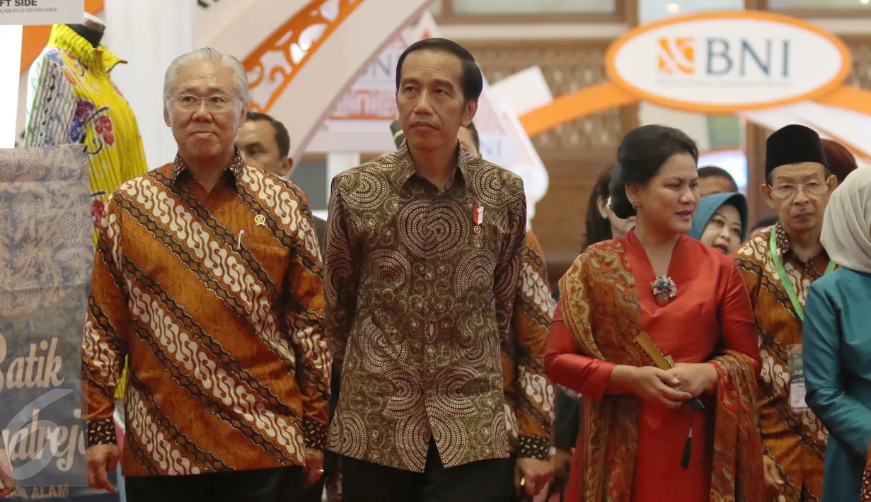 Presiden Jokowi didampingi ibu negara Iriana dan Menteri Perdagangan Enggartiasto Lukita saat melihat pameran Inacraft 2017 di JCC, Senayan, Jakarta, Rabu (26/4). Pameran Inacraft merupakan acara yang digelar setiap tahun. (Liputan6.com/Angga Yuniar)