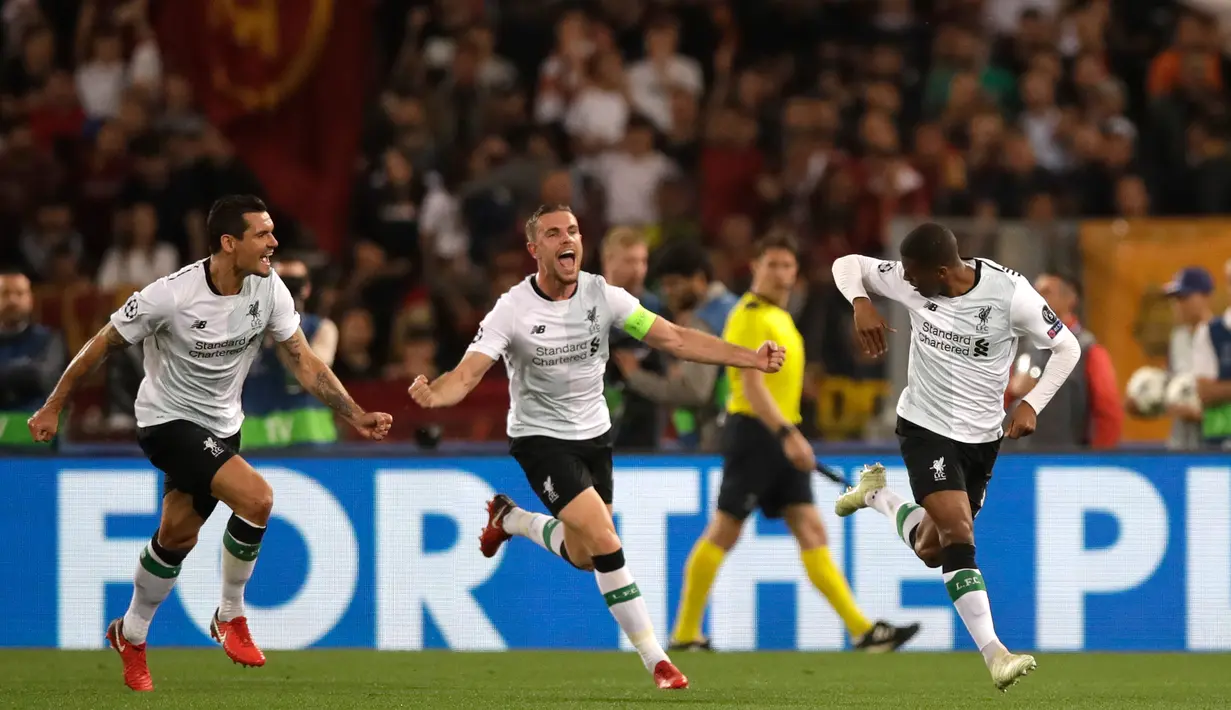 Pemain Liverpool Georginio Wijnaldum (kanan) melakukan selebrasi dengan rekanya usai mencetak gol ke gawang AS Roma dalam pertanding semifinal Liga Champions di Stadion Olimpico, Roma (2/5). (AP/Alessandra Tarantino)