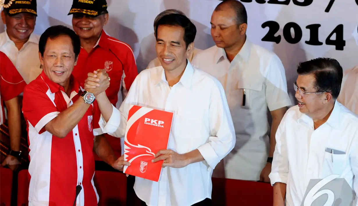 Sutiyoso berjabat tangan dengan Jokowi sebagai wujud dukungan PKPI pada pasangan Joko Widodo-Jusuf Kalla (Liputan6.com/Andrian M Tunay).