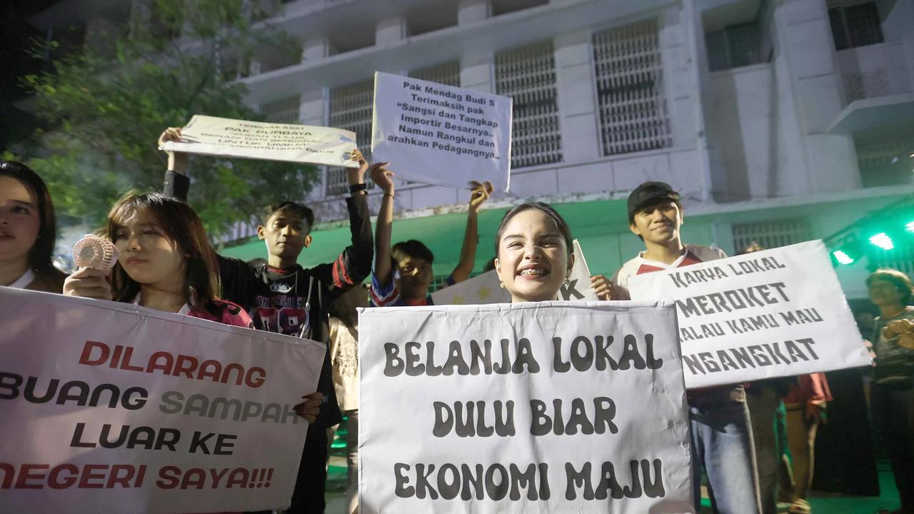 FOTO: Seniman dan Komunitas Rayakan Dukungan bagi UMKM Konveksi Lokal