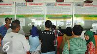 Calon penumpang mengantre tiket di Stasiun Senen, Jakarta (3/5/2016). Jelang libur panjang pada tanggal 5 dan 6 Mei penjualan tiket kereta api sudah terjual habis. (Liputan6.com/Gempur M Surya)