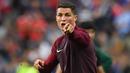 Cristiano Ronaldo memberikan instruksi kepada pemain Portugal saat melawan Prancis pada Final Piala Eropa 2016 di Stade de France, Saint-Denis, Paris,(11/7/2016) dini hari WIB. (AFP/Francisco Leong)