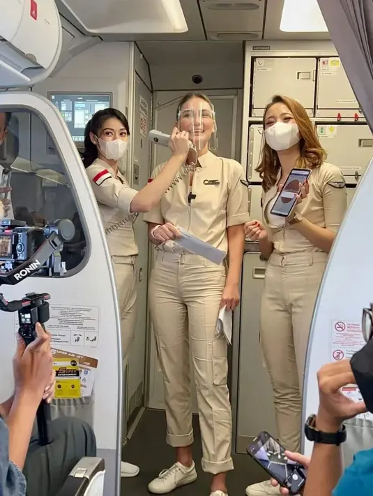 Luna Maya memberikan kejutan kepada penumpang dengan membagikan tiket gratis dan give away menarik. (FOTO: instagram.com/pramugarisuperairjet)
