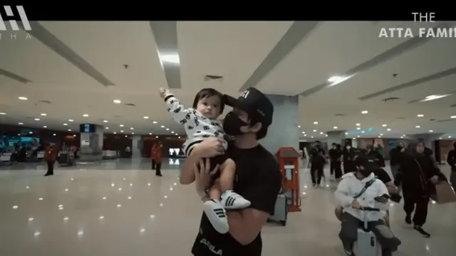 Ameena dan Atta Halilintar di perjalan menuju Bali bersama karyawannya. (Foto: YouTube/Atta Halilintar)