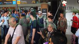 Pebalap MotoGP, Valentino Rossi, tiba dengan pengawalan ketat di Bandara Ngurah Rai, Denpasar, Bali, Senin (25/1/2016). (Bola.com/Eksklusif)