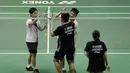 Ganda Campuran Indonesia, Praveen Jordan/Melati Daeva Oktavianti, menyalami pasangan Taiwan Lee Yang/Yang Ching Tun usai laga Indonesia Masters 2020 di Istora, Jakarta, Kamis (16/1). Praveen/Melati menang 20-22, 21-12 dan 21-12. (Bola.com/Yoppy Renato)