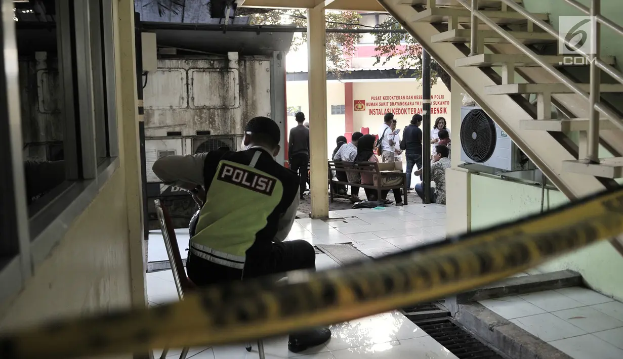 Seorang petugas kepolisian berjaga dekat gedung forensik RS Polri, Kramatjati, Jakarta Timur, Rabu (9/5). Penjagaan super ketat diberlakukan di mana jenazah korban kerusuhan rutan Mako Brimob Kelapa Dua dibawa ke RS Polri. (Merdeka.com/Iqbal S. Nugroho)