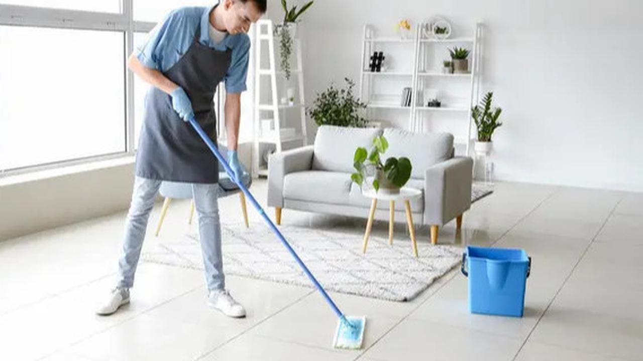 10 Tips Membersihkan Lantai Keramik di Rumah Agar Kembali Bersinar Seperti Baru Lagi