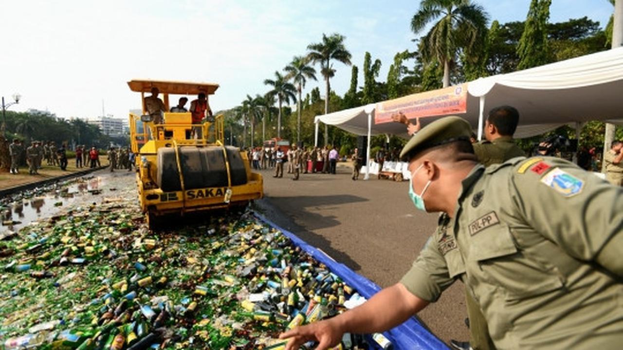 Pemusnahan 11.321 botol miras ilegal di Monas