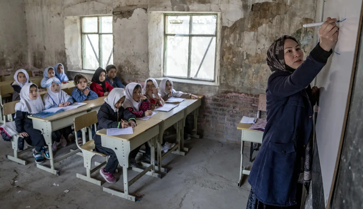 Perempuan dan anak perempuan telah dirampas hak-haknya, termasuk hak untuk mendapatkan pendidikan, dan mereka menghilang dari kehidupan publik. (AP Photo/Ebrahim Noroozi)