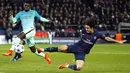 Aksi Edinson Cavani (kanan) saat melawan Barcelona pada laga 16 besar Liga Champions di Parc des Princes stadium, Paris, (14/2/2017). Cavani mencetak satu gol untuk kemenangan PSG. (EPA/Etienne Laurent)