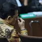 Terdakwa korupsi proyek e-KTP, Setya Novanto mengusap wajah saat sidang pembacaan putusan di Pengadilan Tipikor, Jakarta, Selasa (24/4). Setya Novanto divonis hukuman pidana 15 tahun penjara dan denda Rp 500 juta. (Liputan6.com/Helmi Fithriansyah)