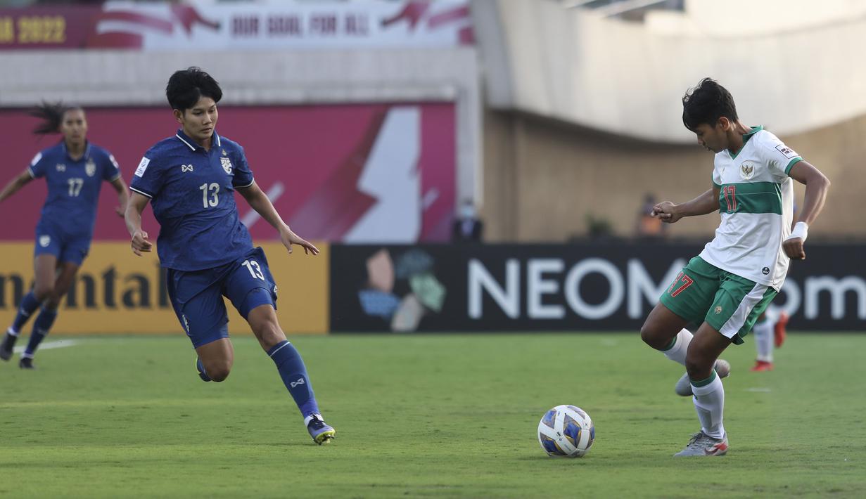 Striker Thailand, Kanyanat Chetthabutr (kiri) menjadi penyumbang gol terbanyak pada laga tersebut. Ia berahasil mencetak hattrick masing-masing di menit ke-27, 36', dan 71'. Satu gol tambahan lagi dicetak oleh  Irravadee Makris pada menit ke-76. (Dok. PSSI)