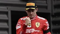 Charles Leclerc pernah meraih kemenangan di Formula 1 GP Belgia pada tahun 2019. Kemenangan tersebut cukup spesial karena ia baru melakoni musim perdananya bersama Ferrari. Meski begitu, perayaan kemenangannya terasa sedikit berbeda. Sebab, di saat bersamaan, dunia balap sedang kehilangan Anthoine Hubert. (AFP/Kenzo Tribouillard)