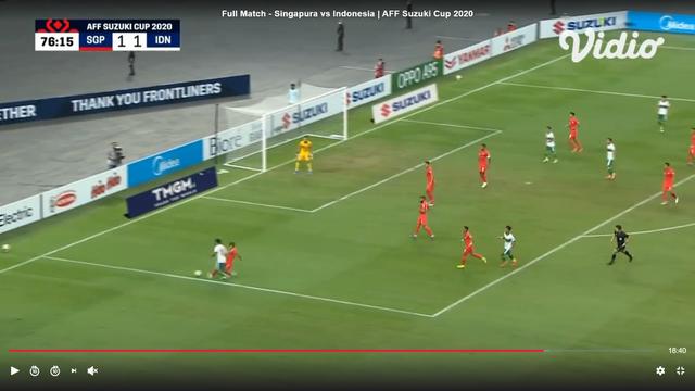Gelandang Timnas Indonesia, Ricky Kambuaya dilanggar pemain Singapura pada babak semifinal Piala AFF 2020.