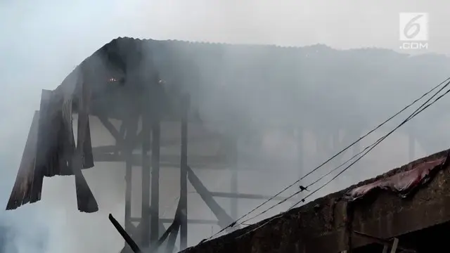 Kebakaran melanda sebuah gudang sembako di Pasar Dewi Sartikan Pancoran Depok. Kebakaran membuat sebagian pedagang panik menyelamatkan barang dagangannya